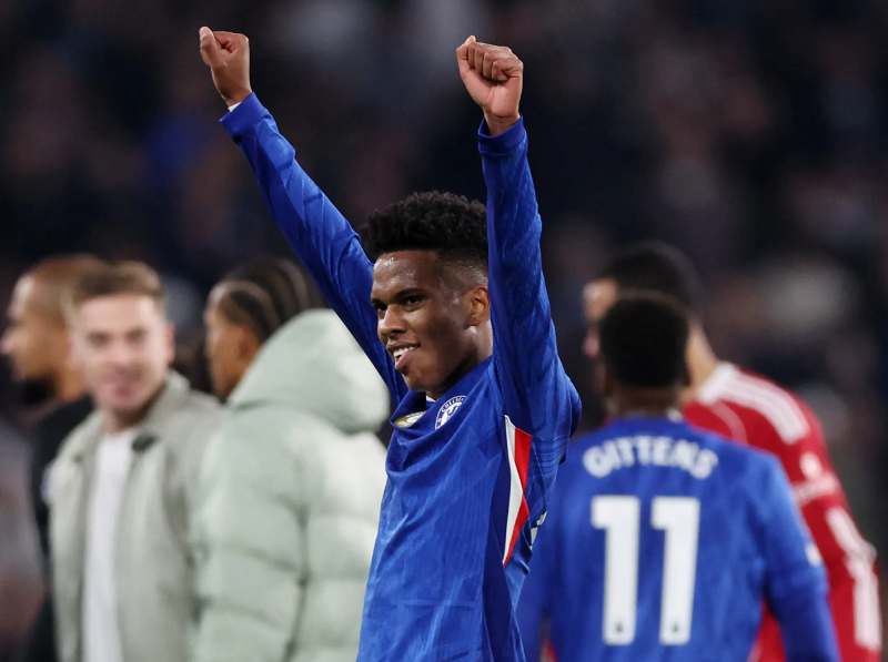 estevao-buoc-ra-anh-sang-nhu-mot-vien-ngoc-cua-chel